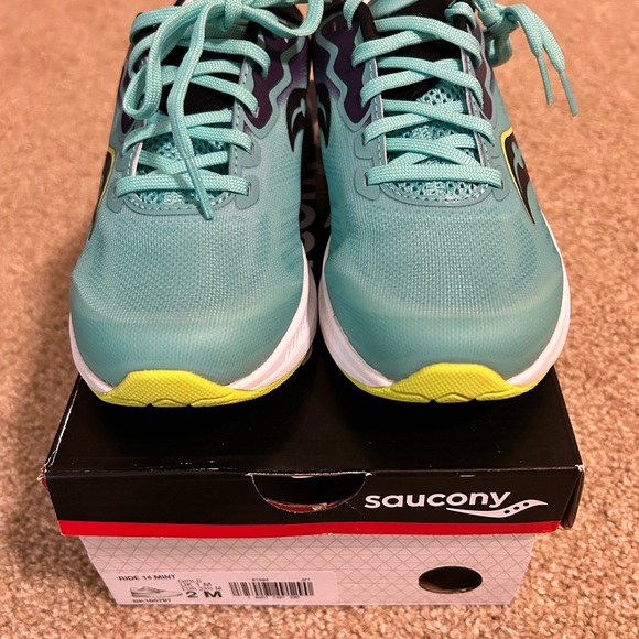 NIB Saucony Girl Size 2 - Picture 2 of 4